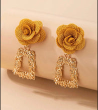 Load image into Gallery viewer, Flower Dangle Earrings - Shameca Sweet Thangs