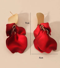 Load image into Gallery viewer, Flower Dangle Earrings - Shameca Sweet Thangs